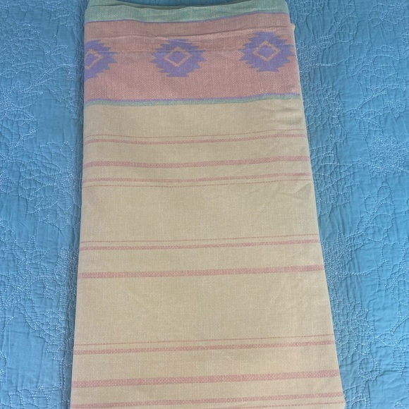 Vintage 90s Queen flat sheet white/ Aztec design - Picture 1 of 7